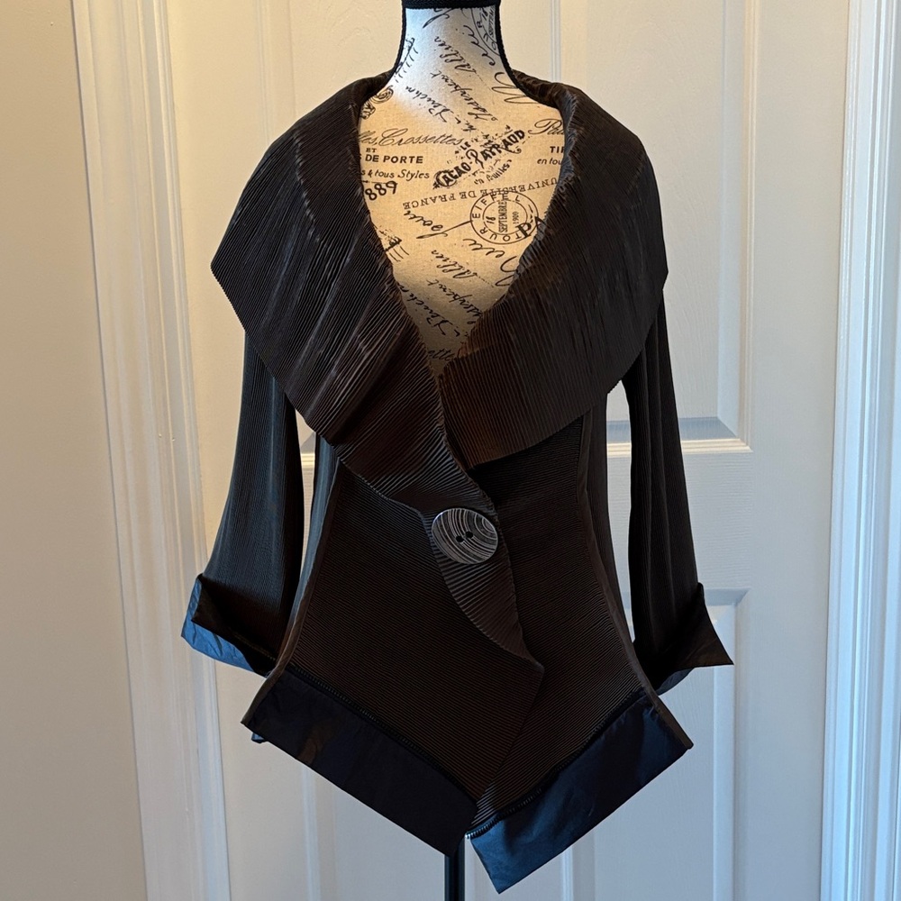 Elegant Women's Sculpted Blouse with Large Flexible collar.